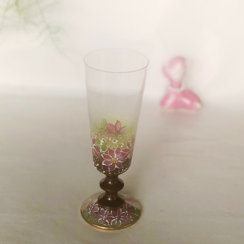 皇帝ダリのエナメル絵付け｜スタイリッシュなガラスのシャンパングラス