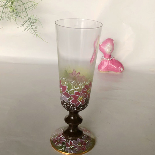 皇帝ダリのエナメル絵付け｜スタイリッシュなガラスのシャンパングラス