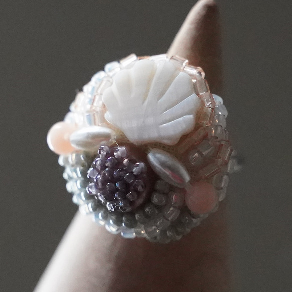 おゃべりな指輪3 フリーサイズ　ビーズ刺繍のリング　シェル　ホワイト　パステル 1枚目の画像