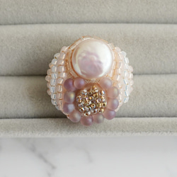 おゃべりな指輪5 フリーサイズ　ビーズ刺繍のリング　淡水パール　ホワイト　パステル 3枚目の画像