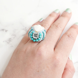 おゃべりな指輪8 フリーサイズ　ビーズ刺繍のリング　シェル　ホワイト　ブルー 2枚目の画像