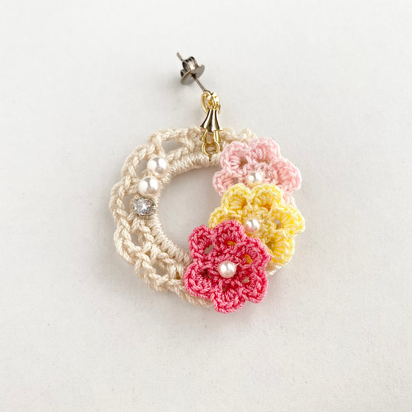 手編み花モチーフとパールのリースイヤリング/ピアス《桜×黄×桃》 4枚目の画像
