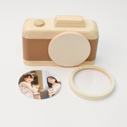 ベージュとオフホワイトのスタイリッシュなカメラ型フォトフレーム 8枚目の画像