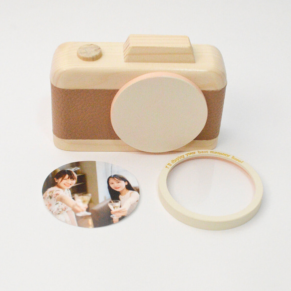 ベージュとオフホワイトのスタイリッシュなカメラ型フォトフレーム 8枚目の画像