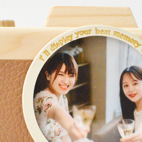 ベージュとオフホワイトのスタイリッシュなカメラ型フォトフレーム 4枚目の画像