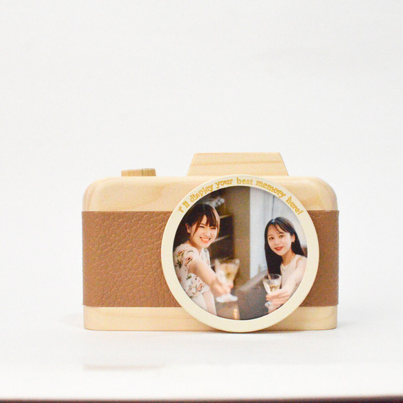 ベージュとオフホワイトのスタイリッシュなカメラ型フォトフレーム 1枚目の画像