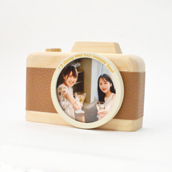 ベージュとオフホワイトのスタイリッシュなカメラ型フォトフレーム 3枚目の画像