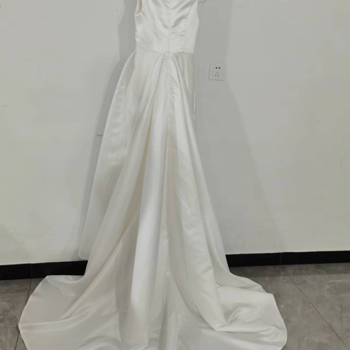 スクエアネック フランス風 ウエディングドレス くるみボタン  