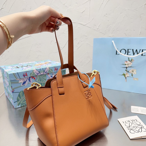 【 LOEWE 】ショルダーバッグ a2980 LOEWE Small Leather Puzzle Biker Top-Handle Bag | Harrods US