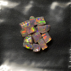人工オパール】ハイブリッドオパール スタンダード ブラック/赤斑 多面