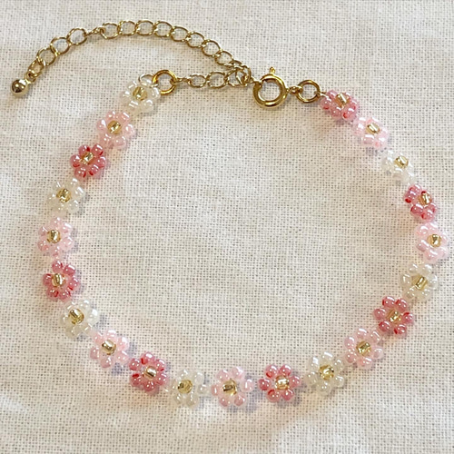 ピンクのビーズ花モチーフブレスレット ビーズブレスレット ✧ Fruits color ♡ 小さなお花の