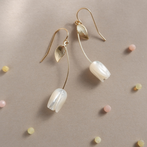 白蝶貝の揺れるチューリップピアス/イヤリング -春 花 フォーマル 花