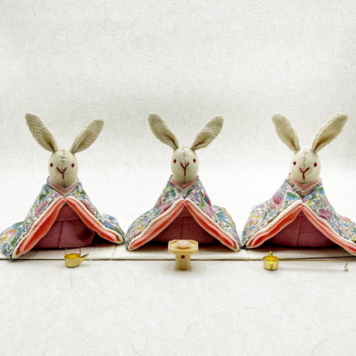 ウィリアムモリス柄のお着物の うさぎの三人官女 Mサイズ(お道具付き