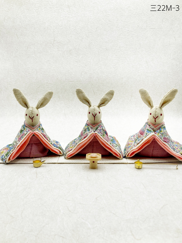 ウィリアムモリス柄のお着物の うさぎの三人官女 Mサイズ(お道具付き