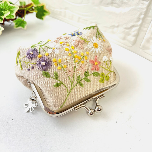 春めく季節のがま口ポーチ 手刺繍 ハンドメイド