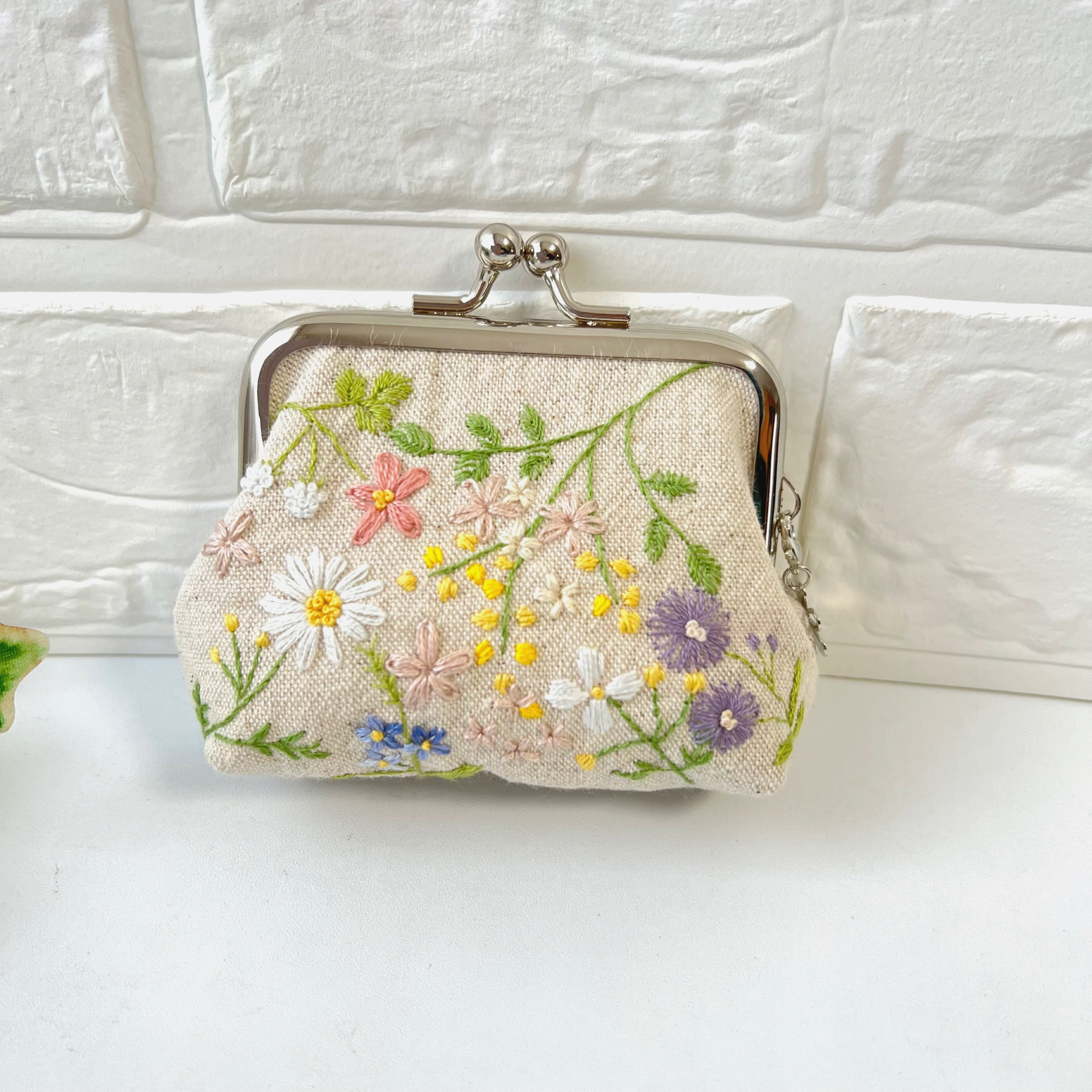 春めく季節のがま口ポーチ　手刺繍　ハンドメイド