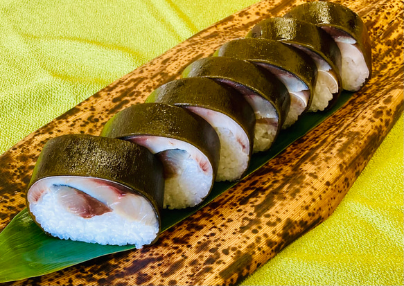 脂ののった鯖・酢飯・龍皮昆布の美味三位一体！　極上鯖棒すし（小） 2枚目の画像