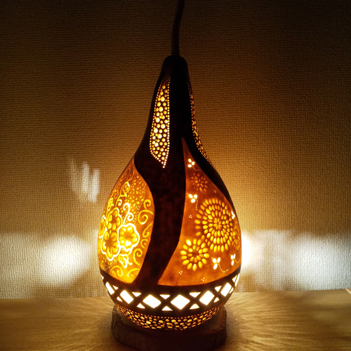 天然のひょうたんランプにLEDの台付きます ひょうたんランプ