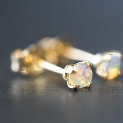 宝石質オパールの10月誕生石ピアス》 ピアス（スタッド・一粒