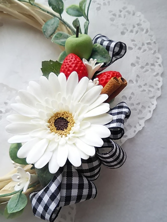 ❁一朵黑芯米白色非洲菊和一個可愛的水果♡鄉村風格的粘土花環❁ 第5張的照片