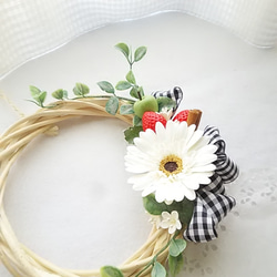 ❁一朵黑芯米白色非洲菊和一個可愛的水果♡鄉村風格的粘土花環❁ 第9張的照片