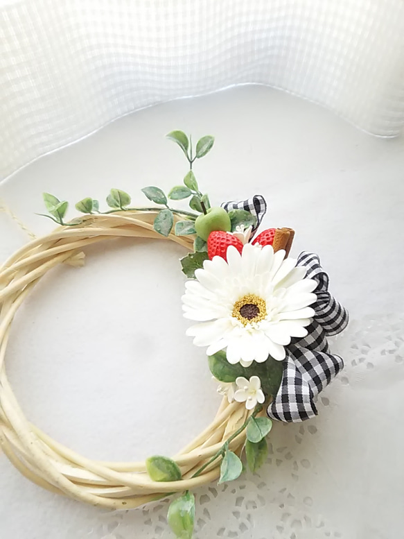 ❁一朵黑芯米白色非洲菊和一個可愛的水果♡鄉村風格的粘土花環❁ 第9張的照片