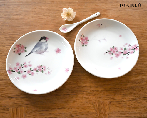 青い花柄の鍋と皿、スプーンセット 青い花柄の鍋と皿、スプーンセット