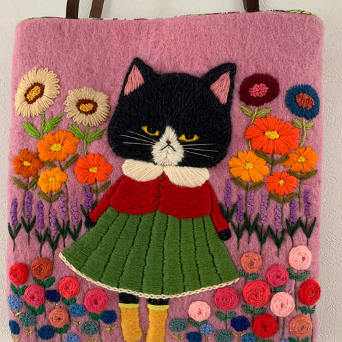 お花畑と黒猫さん刺繍 羊毛フェルト生地のバッグ 猫さんとお花畑刺繍