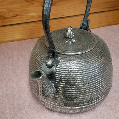 砂鉄鉄瓶 棗型（糸目/1.6L） 本場盛岡の南部鉄瓶・南部鉄器