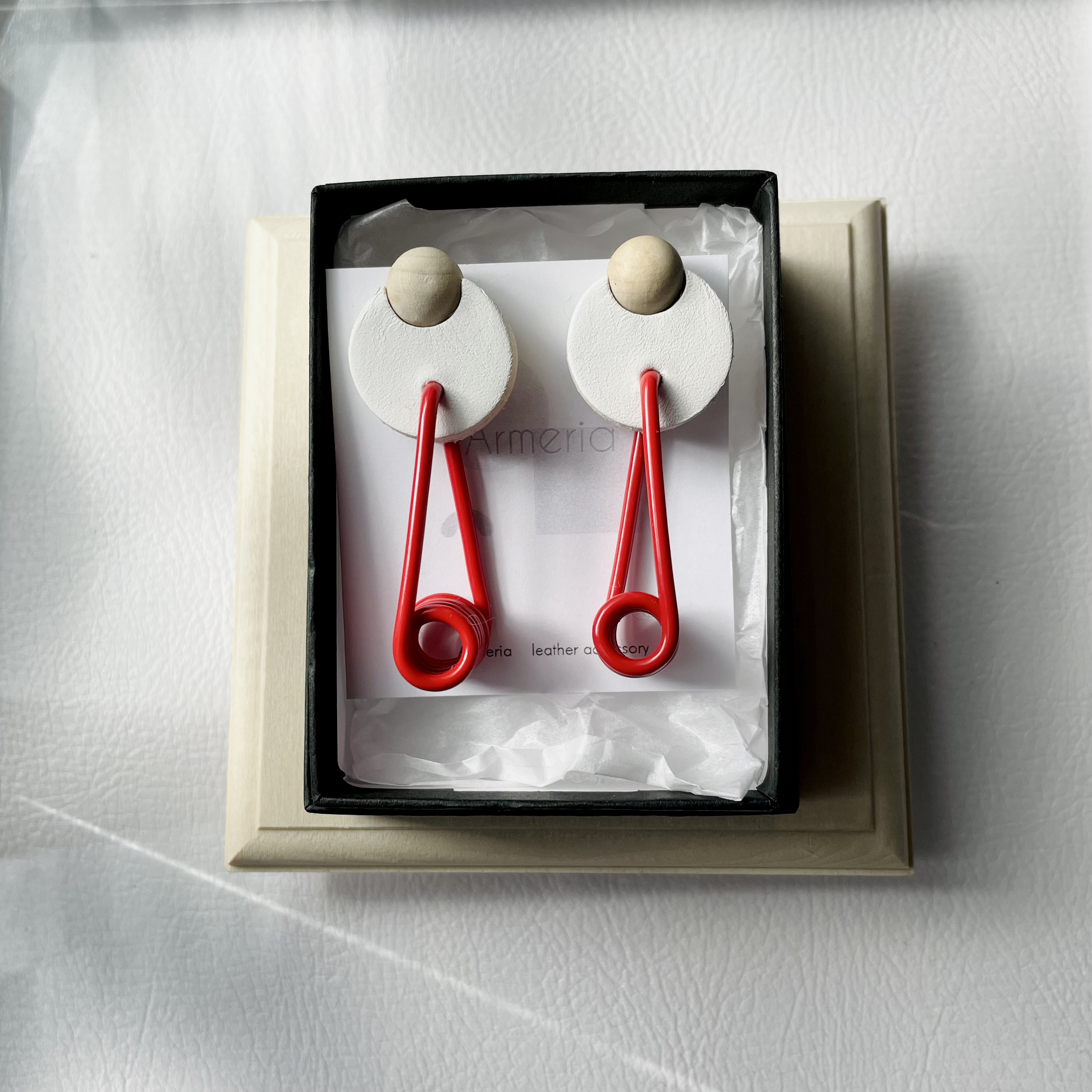 《MOKE／red×white》赤×白　本革とワイヤーのピアス・イヤリング