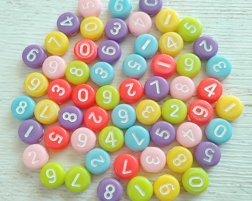 ビーズ 60個(0〜9×各5個+ﾗﾝﾀﾞﾑ10個) 数字 パステル ポップ アクリル