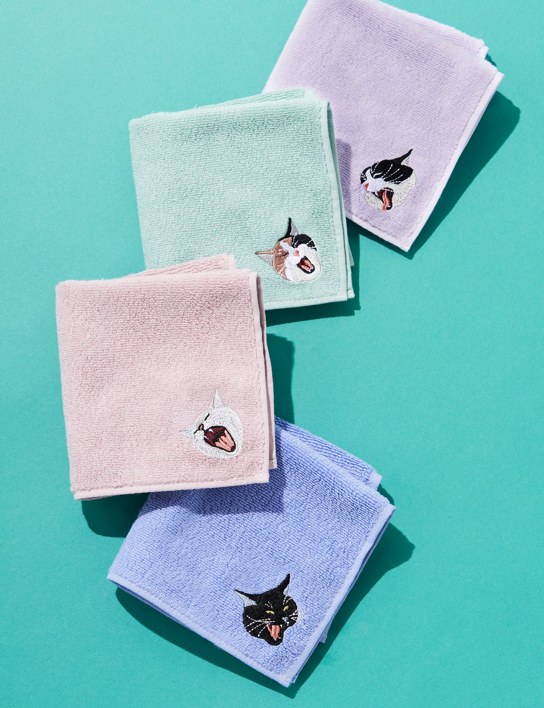 あくびする猫 刺繍 ハンカチ 今治産 ハンカチ・手ぬぐい honok