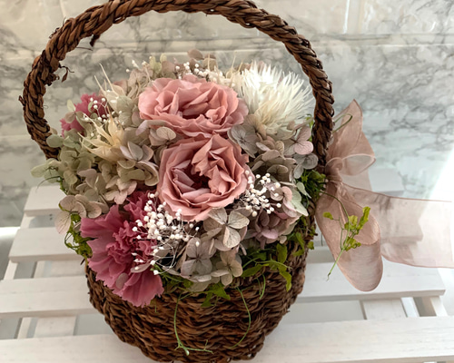 かごアレンジメント　ドライ＆プリザーブドフラワー カゴにくすみピンク カーネーション リボン バスケットプリザーブド