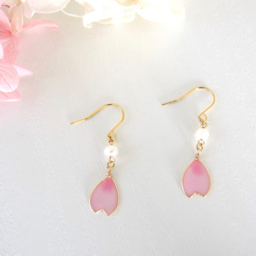 お花見セット 桜の花びらと淡水パールのピアス．イヤリング
