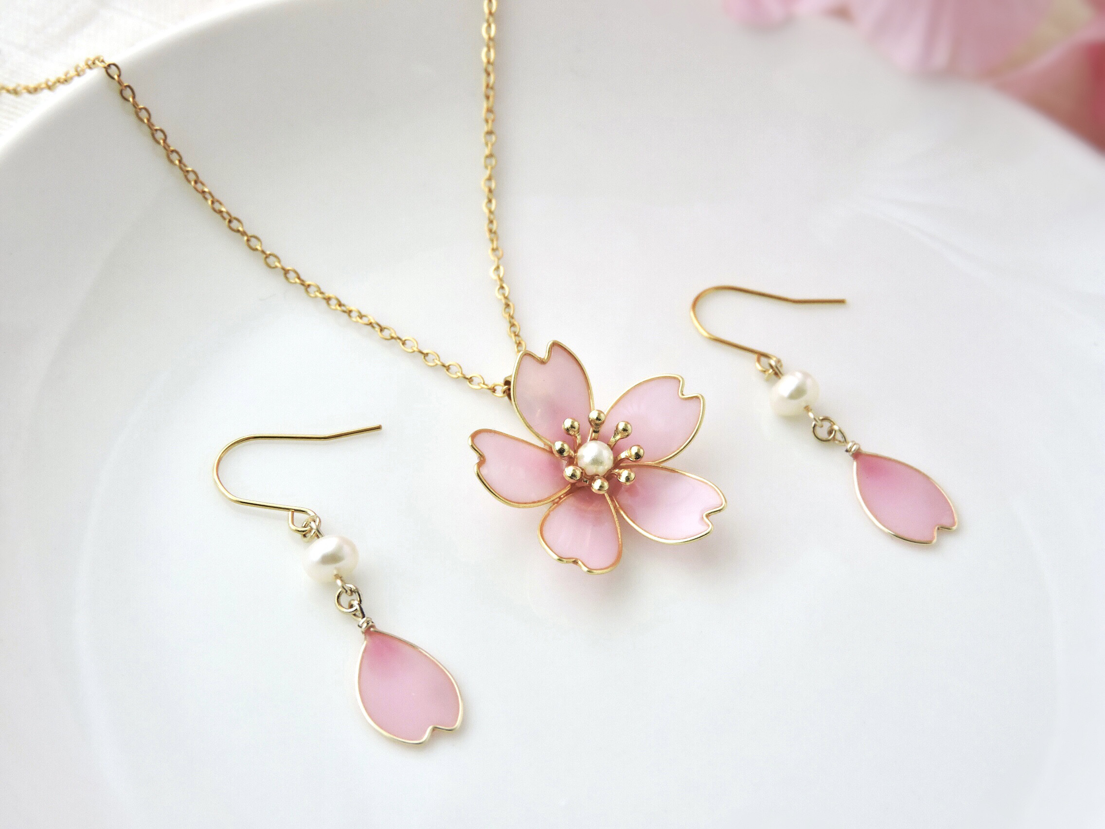 No.228-B　ホログラムとパール☆ピンク☆レジン☆ピアス・イヤリング お花見セット 桜の花びらと淡水パールのピアス．イヤリング