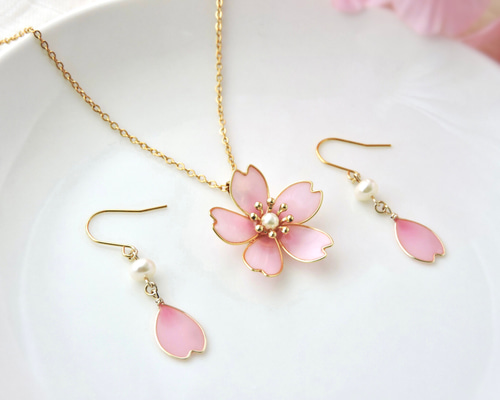 桜　淡水パール　ガラスビーズ　ピアス/イヤリング お花見セット 桜の花びらと淡水パールのピアス．イヤリング