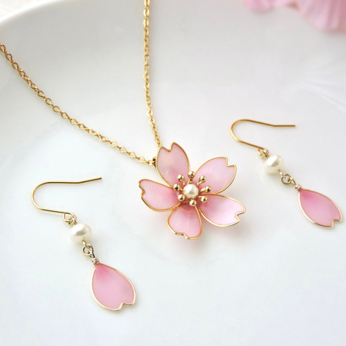 お花見セット 桜の花びらと淡水パールのピアス．イヤリング
