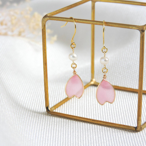 お花見セット 桜の花びらと淡水パールのピアス．イヤリング