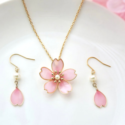 お花見セット　桜の花びらと淡水パールのピアス．イヤリング＆ネックレス（ピンク） 2枚目の画像