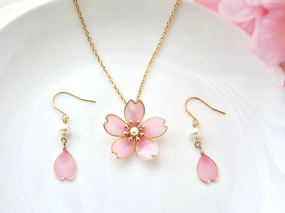 お花見セット　桜の花びらと淡水パールのピアス．イヤリング＆ネックレス（ピンク） 2枚目の画像