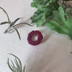 絹糸とフランスアンティークビーズのブローチ 紅色　小　brooch 　 3枚目の画像