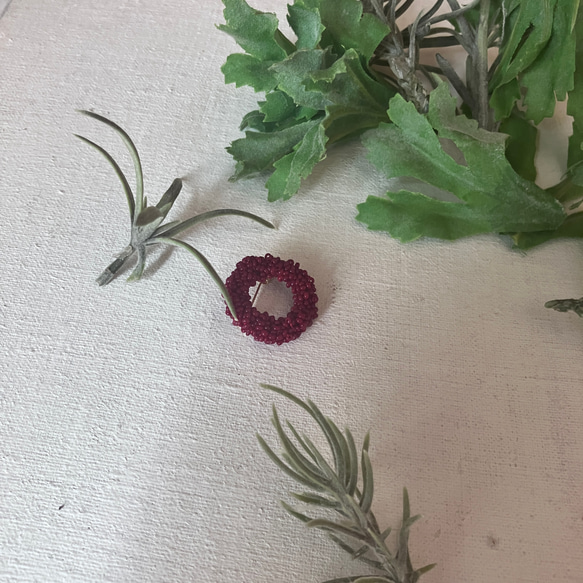 絹糸とフランスアンティークビーズのブローチ 紅色　小　brooch 　 4枚目の画像