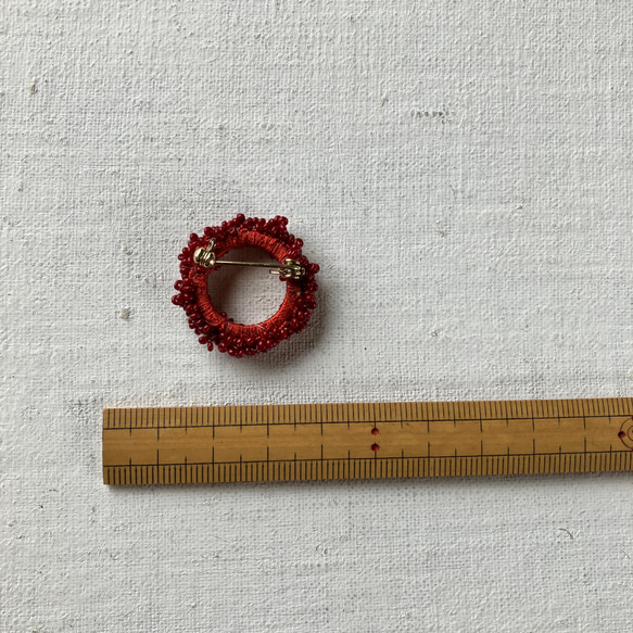 絹糸とフランスアンティークビーズのブローチ 紅色　小　brooch 　 7枚目の画像