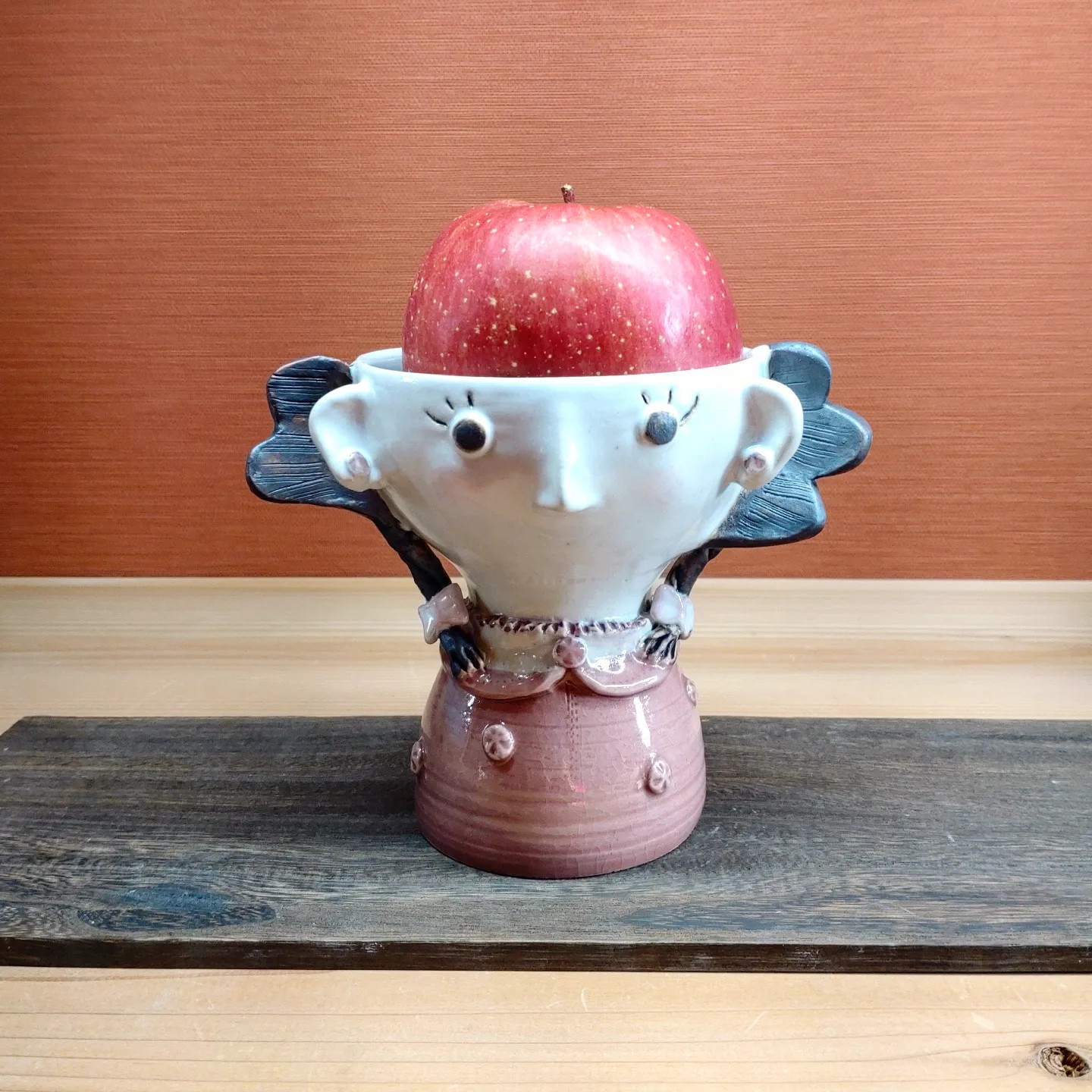 花飾り付き 陶器製の手作り人形