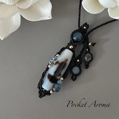 楚々』白観音天珠とブラックスターアクアマリンのマクラメペンダント  