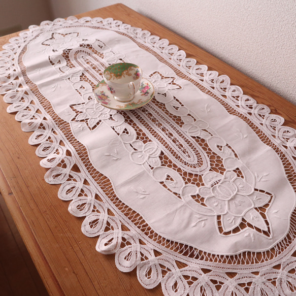 ドイツの手仕事/オーバル型 バテンレースと白糸手刺繍 華やかなテーブルマット 未使用品 (ヴィンテージ) 1枚目の画像