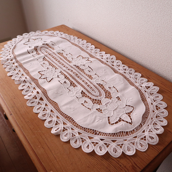 ドイツの手仕事/オーバル型 バテンレースと白糸手刺繍 華やかなテーブルマット 未使用品 (ヴィンテージ) 2枚目の画像