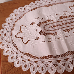 ドイツの手仕事/オーバル型 バテンレースと白糸手刺繍 華やかなテーブルマット 未使用品 (ヴィンテージ) 8枚目の画像