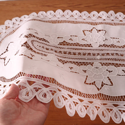 ドイツの手仕事/オーバル型 バテンレースと白糸手刺繍 華やかなテーブルマット 未使用品 (ヴィンテージ) 13枚目の画像