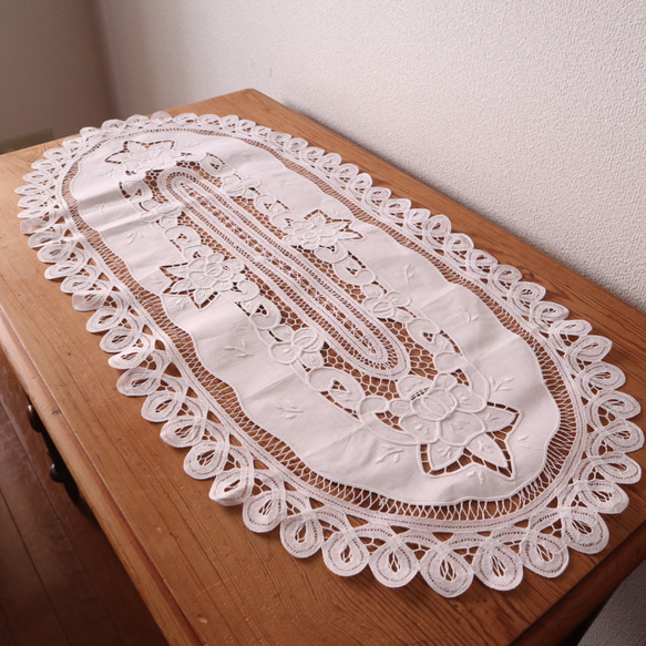 ドイツの手仕事/オーバル型 バテンレースと白糸手刺繍 華やかなテーブルマット 未使用品 (ヴィンテージ) 4枚目の画像